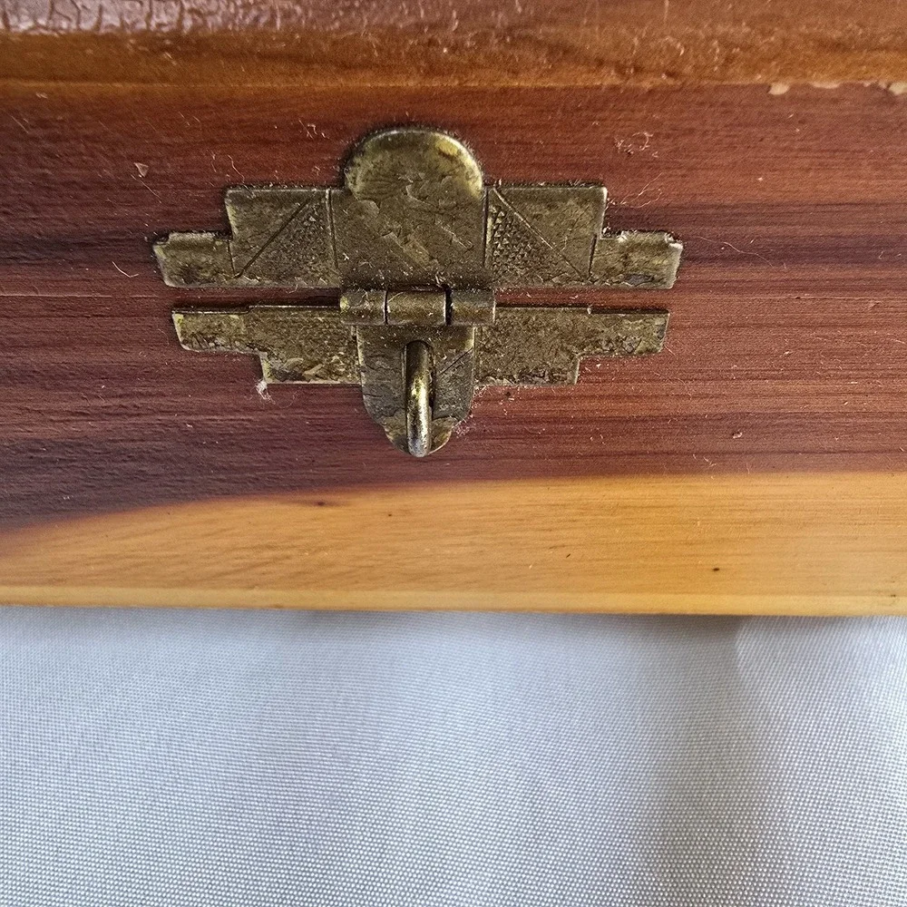 VTG Handcarved Cedar Box Finger-Jointed With Mirror Mountain and Water Landscape